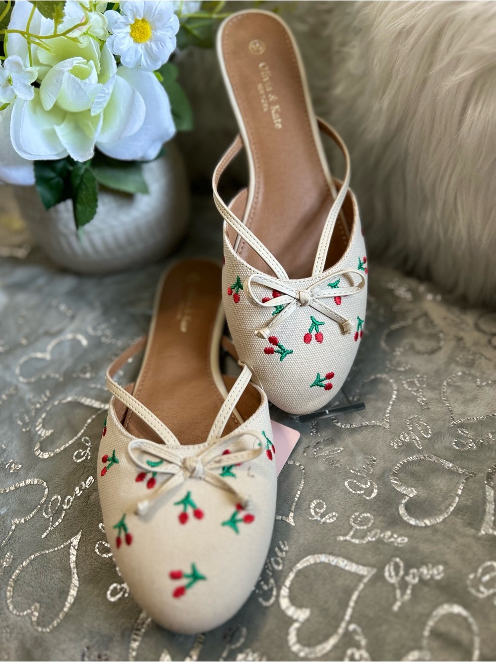 NWT Unisa Size 10, Cream, Cherry-Embroidered Slingback Mules